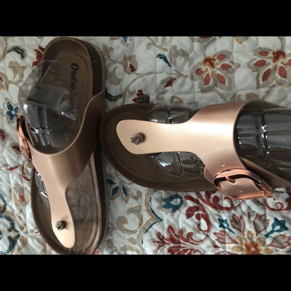 Ladies sandals rose gold.